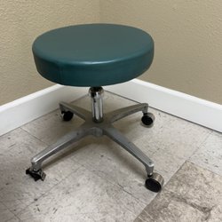 Hoang Hung, MD - Dirt exam room, broken equipment.