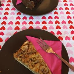Beizini - Apfel-Wallnuss-Kuchen mit Zimtsirup und Schokoladenkuchen. Beide sehr lecker, die Kalorien will ich aber lieber nicht wissen...