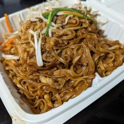 Thong's Thai Lunch Wagon - Looks like it fills the whole plate, but this is the 3 compartment type container. Still a good value at $12.99!