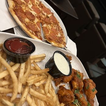 Moviehouse & Eatery by Cinépolis - Pizza, buffalo wings with fries - Cinema Near Me - Keller, Texas Moviehouse & Eatery by Cinépolis - Pizza, buffalo wings with fries - Cinema Near Me - Keller, Texas
