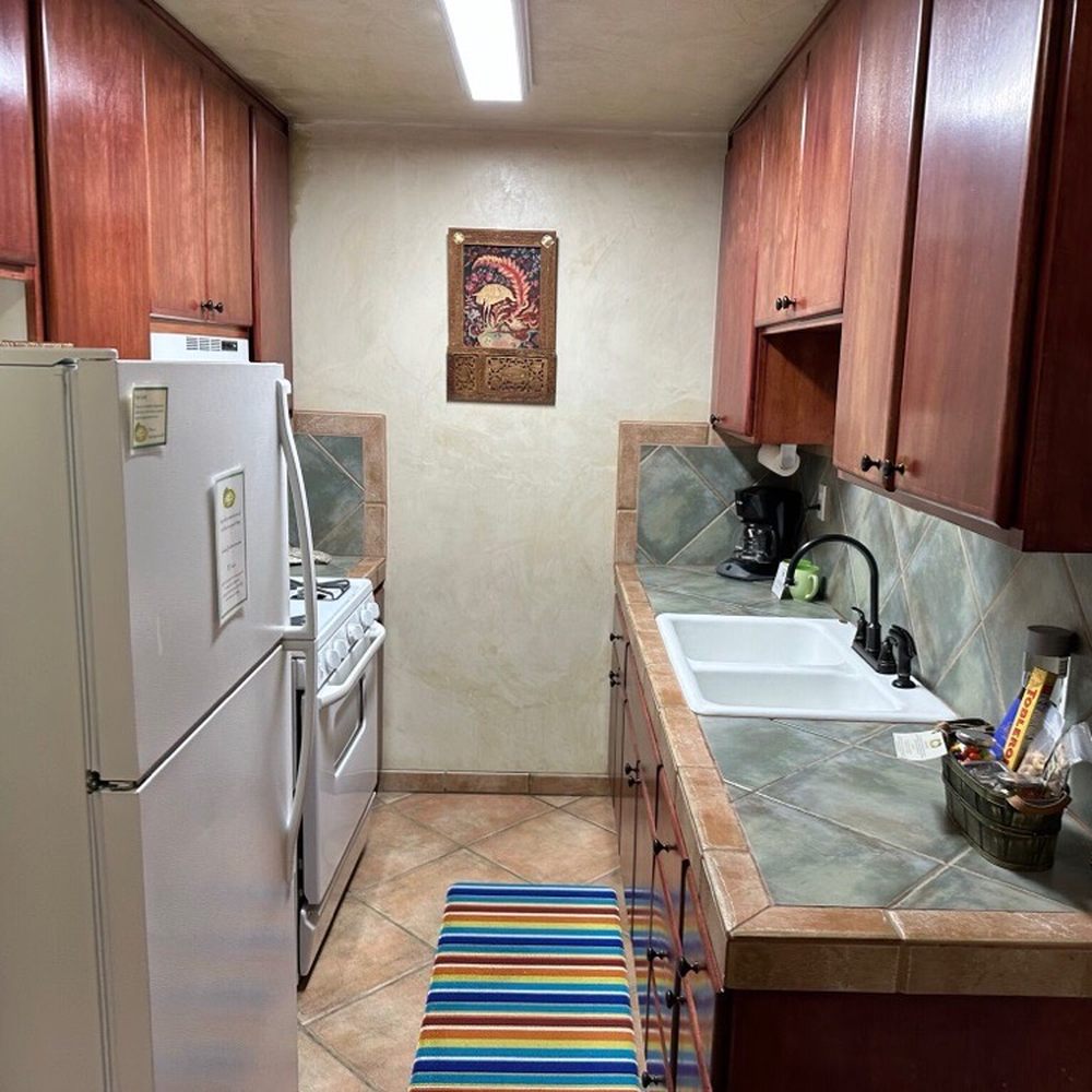 The Blue Iguana Inn - Galley kitchen - Hotels Near Me - Ojai, California The Blue Iguana Inn - Galley kitchen - Hotels Near Me - Ojai, California