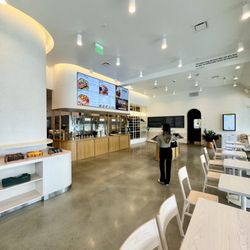 Elite Week: Sweetgreen, Huntington Beach - Interior seating and kiosk