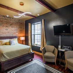 The Metropolitan - Raymond Hall, TV with Hulu & Disney+ free.