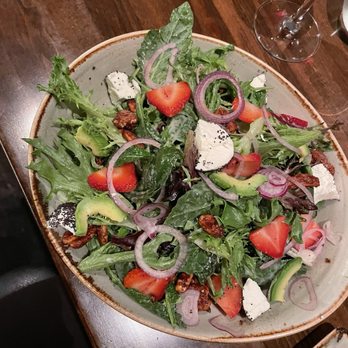 Milestone's Grill and Bar - Side Salad as an Entrée (forgot the actual name but it contains fresh strawberries, candied walnuts and goat cheese) - Steakhouses Near Me - Pointe-Claire, Quebec
