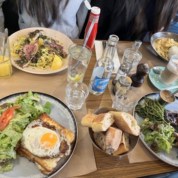 Le Roi de Pique - Fish pasta, chicken and rice, eggs with cheese toast and steak with potatoes and green bean - Brasseries Near Me - Paris, 75