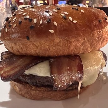 Gordon Ramsay Burger Las Vegas - Ultimate Burger Plus Bacon - Burgers Near Me - Las Vegas, Nevada