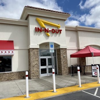 In-N-Out Burger - Entrance to In-N-Out Burger (Keizer, OR) - Burgers Near Me - Keizer, Oregon