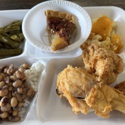Seminole Wind Restaurant - A nice simple plate of fried chicken, blackeyes, green beans, macaroni and cheese and a little slice of pecan pie.
