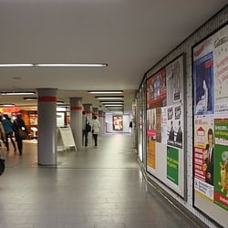 U/S-Bahnhof Berliner Tor - Sie haben es alle irgendwie eilig . . . Foto: fbt