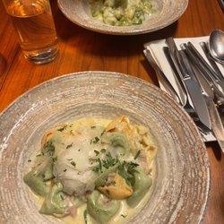 Ristorante GONDOLA - Tortelloni panna/procuttio & pesto gnocchi