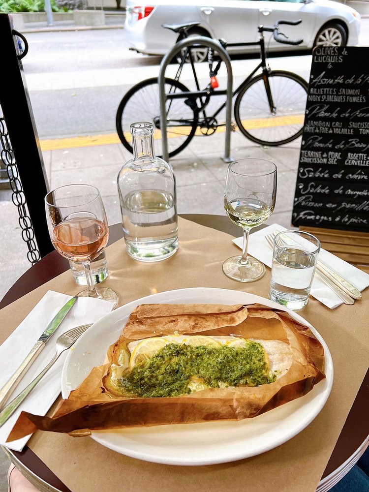 Social spots from Le Caviste