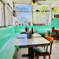 Lou's Luncheonette - Cute diner decor