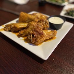 Latitudes Apollo - Combo sauce wings, server suggestion