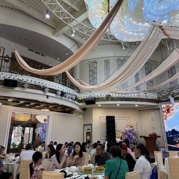 Crown One 御庭酒楼 - Inside - high ceilings - Dim Sum Near Me - Flushing, New York