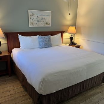 Inn by the Harbor - Bed - Hotels Near Me - Santa Barbara, California Inn by the Harbor - Bed - Hotels Near Me - Santa Barbara, California
