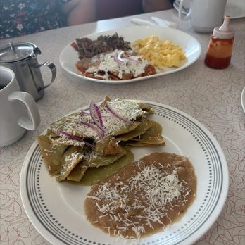 Mary's - We got the Chilaquiles Poblano and daughter's Mary's combo Red Chilaquiles - American Near Me - Mazatlán, SIN Mary's - We got the Chilaquiles Poblano and daughter's Mary's combo Red Chilaquiles - American Near Me - Mazatlán, SIN
