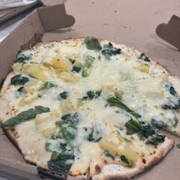 Gluten free crust.. White sauce, mozzarella cheese with pineapple, onions & spinach. Yummmmerz! Gluten free crust.. White sauce, mozzarella cheese with pineapple, onions & spinach. Yummmmerz!