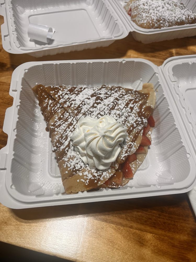 Delicious Crepes & Waffles Logo