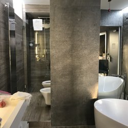 Ginevra Rooms - Large ensuite bathroom.