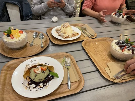 Cafe Bench | Crêpe Flushing by null