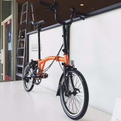 Zwaan Bikes Rotterdam - Brompton etalage. Iedere week staat hier een ander pareltje van Engelse makelij. Dit is de Orange Black Edition 2016