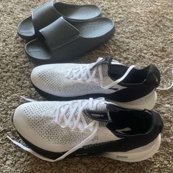Lucky Feet Shoes - Brooks Glycerin 22 Stealthfit and Sovella House Shoe - Shoe Stores Near Me - Upland, California