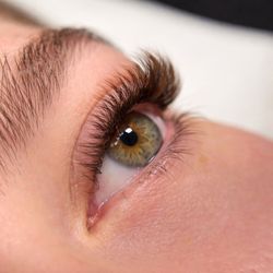 Belris - Brown hybrid glam cat eye wispy eyelash extensions in Westwood