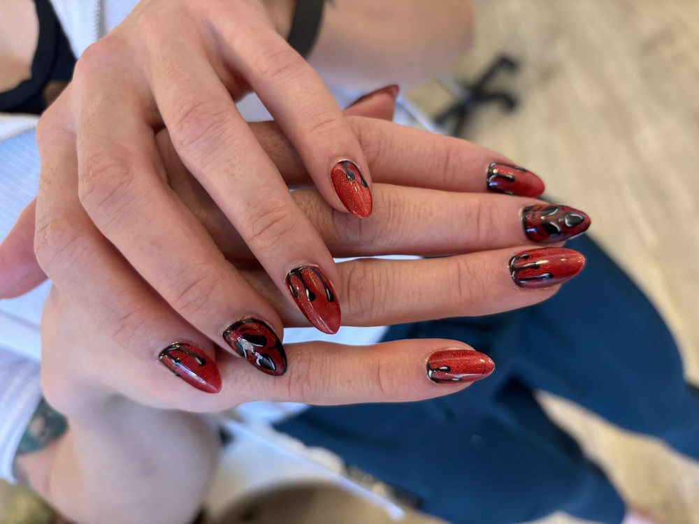 Custom Nails Logo