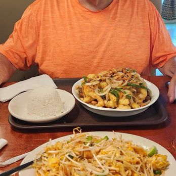 Thai Legacy Restaurant - Pad Thai and Cashew chicken. - Thai Near Me - Brandon, Florida