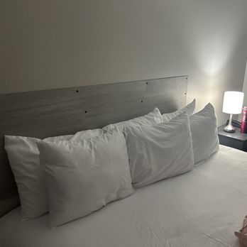 Inn - Custom headboard (made from the flooring material found everywhere in the hotel) - Hotels Near Me - Pataskala, Ohio Inn - Custom headboard (made from the flooring material found everywhere in the hotel) - Hotels Near Me - Pataskala, Ohio