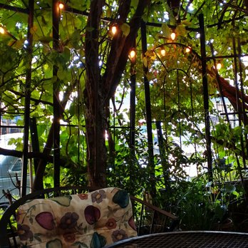 Khun Pic's Bahn Thai - Casual elegance in a glorious patio setting - Thai Near Me - Portland, Oregon
