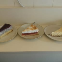 Poppyseed mousse with cassis, rhubarb meringue, and cheesecake! Poppyseed mousse with cassis, rhubarb meringue, and cheesecake!