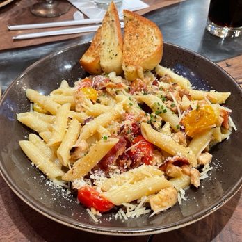 Divots Downtown - Classic Chicken Carbonara - Breweries Near Me - Norfolk, Nebraska Divots Downtown - Classic Chicken Carbonara - Breweries Near Me - Norfolk, Nebraska