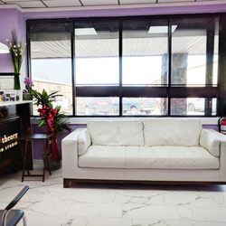 Big white and fluffy waiting couch~