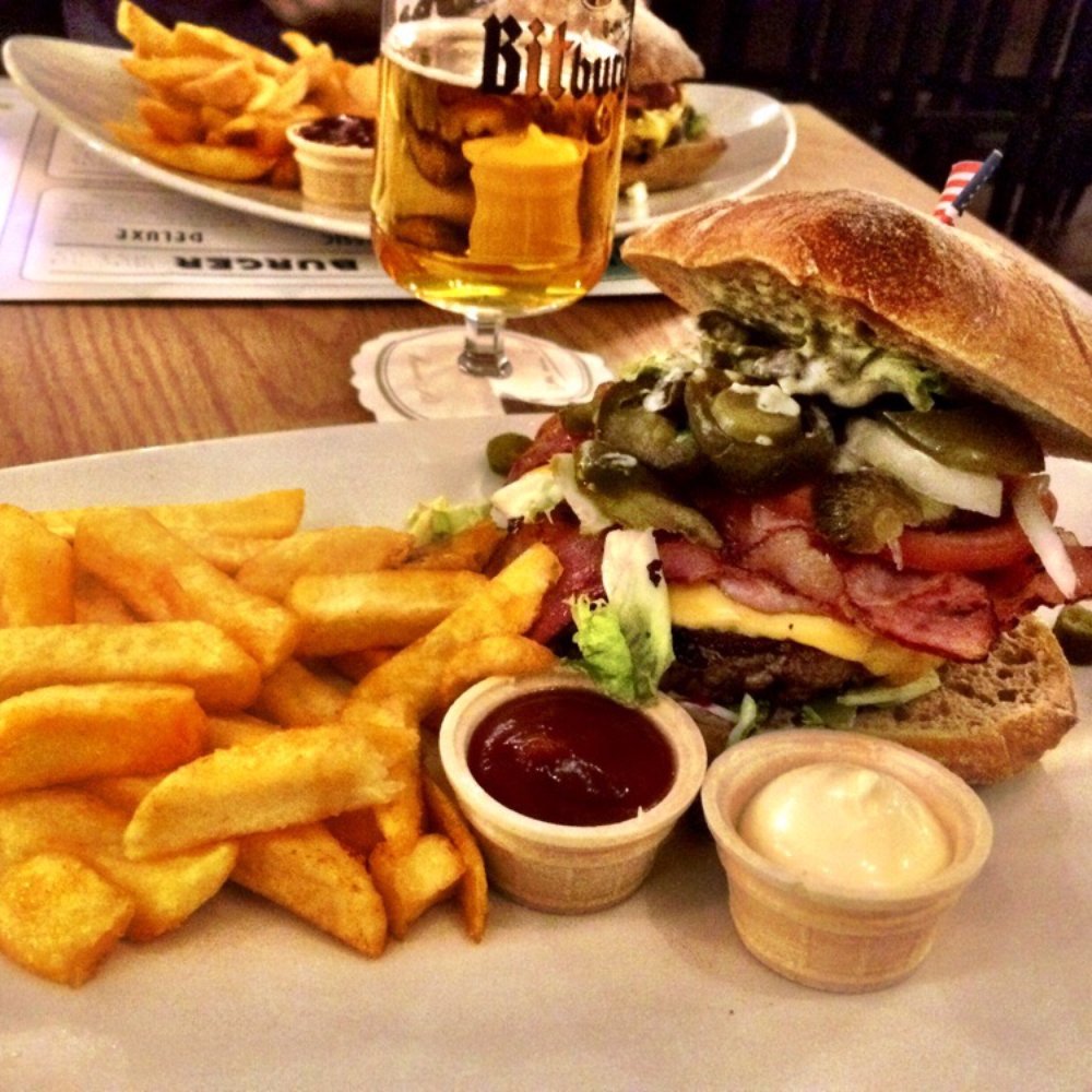 Road House Downtown - Deluxe bacon burger - huge but meat tastes off or old - Burgers Near Me - Paderborn, NW