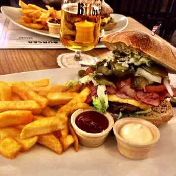 Road House Downtown - Deluxe bacon burger - huge but meat tastes off or old - Burgers Near Me - Paderborn, NW