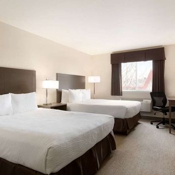 Days Inn - Guest room - Hotels Near Me - Steinbach, Manitoba