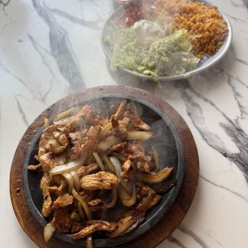 Casa Mexico Restaurant - Chicken fajitas with toppings and rice - Mexican Near Me - Orlando, Florida Casa Mexico Restaurant - Chicken fajitas with toppings and rice - Mexican Near Me - Orlando, Florida