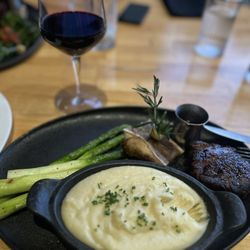 Warren - Naples - Filet mignon with mashed potatoes and asparagus