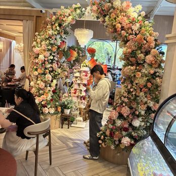 GIWA - flower arch, perfect for group photos - Breakfast & Brunch Near Me - Santa Clara, California