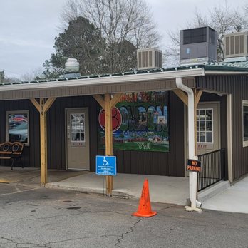 Smokin' Pig -  car parked in front of a restaurant - Barbeque Near Me - Bowdon, Georgia