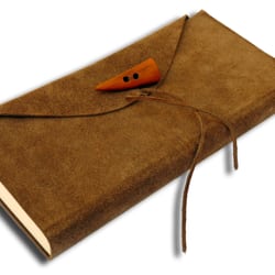 Kai Ortlieb Buchbinderei - Lederbuch in Fadenheftung mit Verschlußband und Knopf