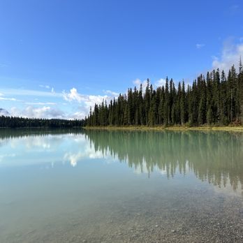 Emerald Lake - Hiking Near Me - Field, British Columbia Emerald Lake - Hiking Near Me - Field, British Columbia