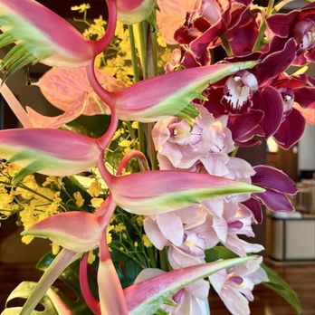 Orchids - Beautiful flower arrangements all over the property - Breakfast & Brunch Near Me - Honolulu, Hawaii