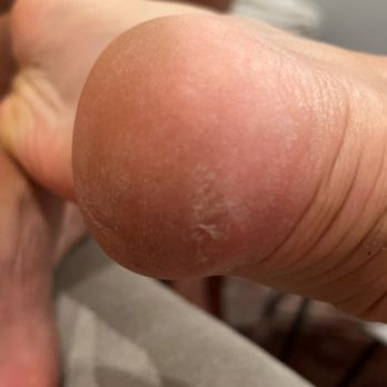 D Luxe Nail Bar - I sat there for 45 minutes and then they rushed through my pedicure and didn't scrub my feet at all despite me asking twice - Nail Salons Near Me - Boston, Massachusetts