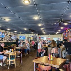 Hill Bar and Grill - Tuesday lunch crowd.