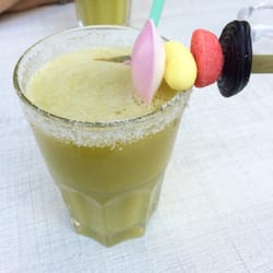 Fleming's - Cocktail de fruits sans alcool Mystic Dream : jus de poire, sirop de kiwi, citron vert, jus d'orange et bonbons... Délicieux !