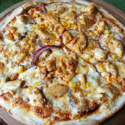Heidari - Nr. 53 - - Pizza Speciale, mit Hähnchenbrustfilet, Mais, Zwiebeln, Knoblauchöl .