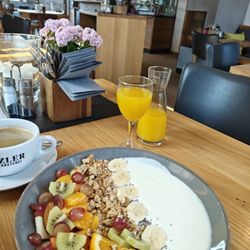 Stücklhof Café & Pension - "Gesünder leben Frühstück" 12,50 Euro inklusive frisch gepresstem Orangensaft. Der große Kaffee kostet 3,70 €