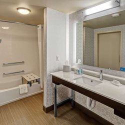Hampton Inn Fresno Airport - Guest room bath